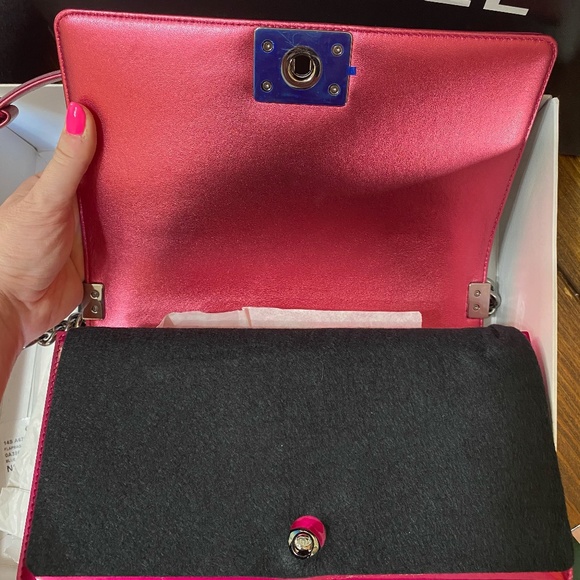 STUNNING RARE CHANEL METALLIC HOT PINK BOY BAG - Picture 10 of 13